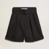Pantalones cortos de mujer en gabardina de lana negra con cinturón. Pantalones cortos de mujer en gabardina de lana negra con cinturón.