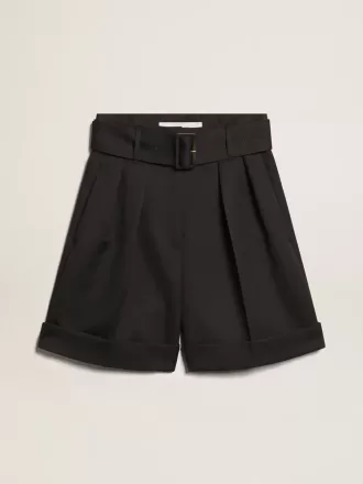 Pantalones cortos de mujer en gabardina de lana negra con cinturón.