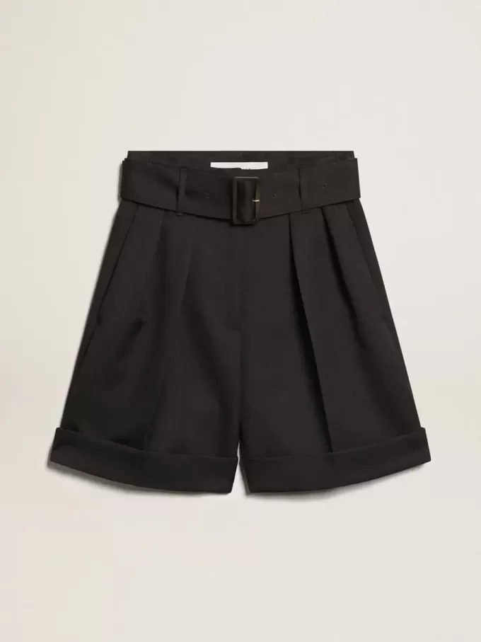Pantalones cortos de mujer en gabardina de lana negra con cinturón. Pantalones cortos de mujer en gabardina de lana negra con cinturón.