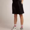 Pantalones cortos de mujer en gabardina de lana negra con cinturón. Pantalones cortos de mujer en gabardina de lana negra con cinturón.