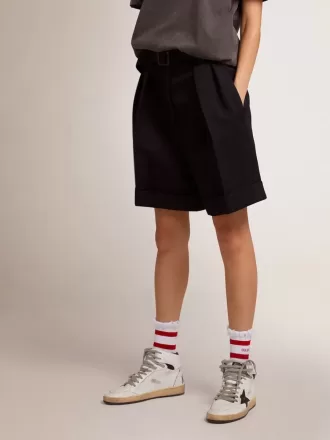 Pantalones cortos de mujer en gabardina de lana negra con cinturón.