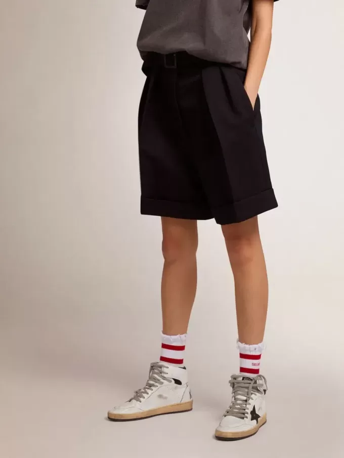 Pantalones cortos de mujer en gabardina de lana negra con cinturón. Pantalones cortos de mujer en gabardina de lana negra con cinturón.