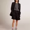 Pantalones cortos de mujer en gabardina de lana negra con cinturón. Pantalones cortos de mujer en gabardina de lana negra con cinturón.