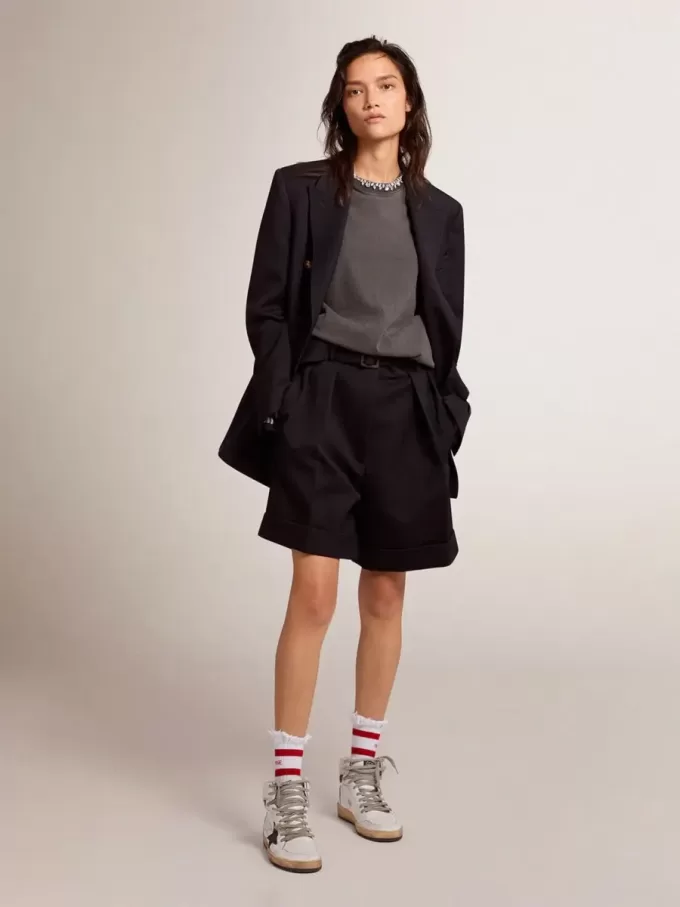 Pantalones cortos de mujer en gabardina de lana negra con cinturón. Pantalones cortos de mujer en gabardina de lana negra con cinturón.