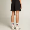 Pantalones cortos de mujer en gabardina de lana negra con cinturón. Pantalones cortos de mujer en gabardina de lana negra con cinturón.