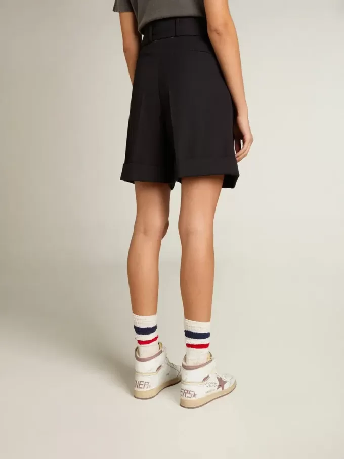 Pantalones cortos de mujer en gabardina de lana negra con cinturón. Pantalones cortos de mujer en gabardina de lana negra con cinturón.
