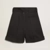 Pantalones cortos de mujer en gabardina de lana negra con cinturón. Pantalones cortos de mujer en gabardina de lana negra con cinturón.