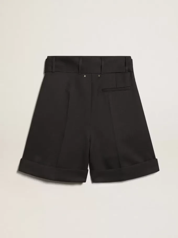 Pantalones cortos de mujer en gabardina de lana negra con cinturón. Pantalones cortos de mujer en gabardina de lana negra con cinturón.
