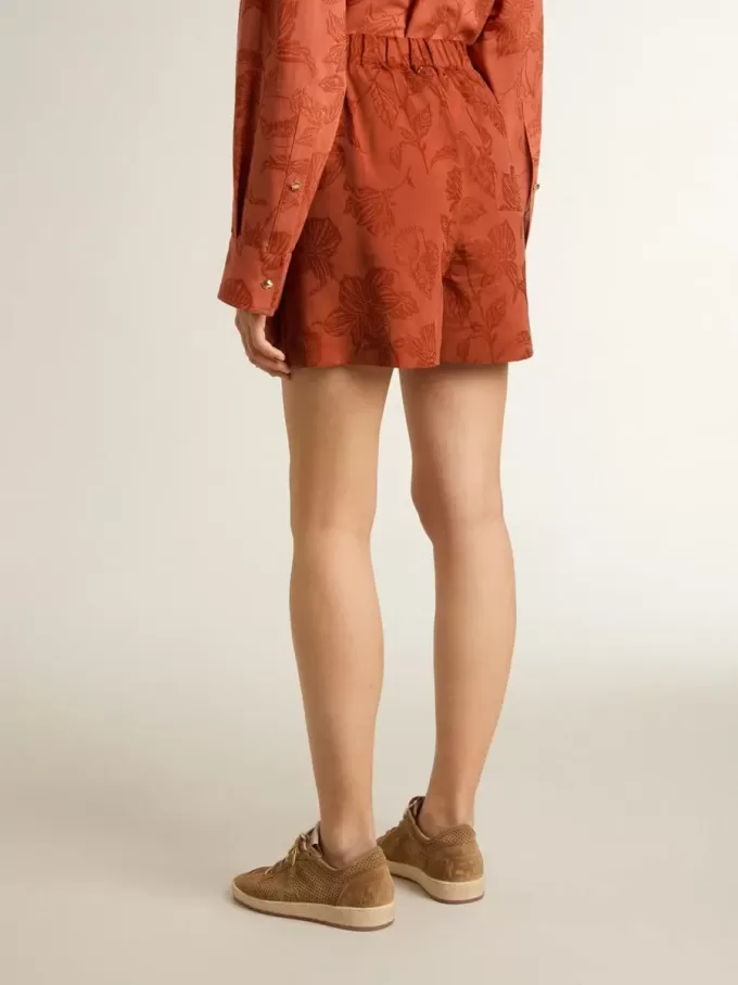 Pantalones cortos de mujer en jacquard rojo ladrillo con estampado floral marino