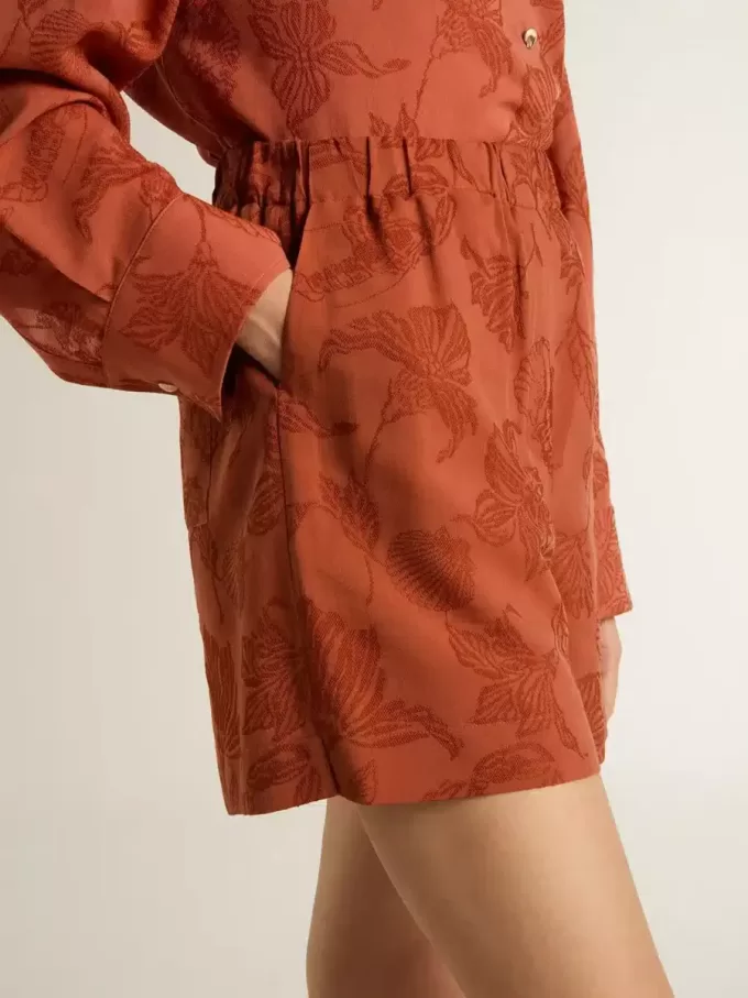 Pantalones cortos de mujer en jacquard rojo ladrillo con estampado floral marino