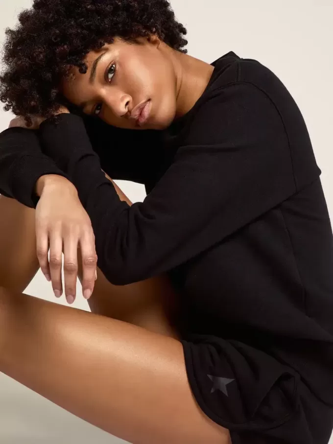 Pantalones cortos negros para mujer con estrella tono sobre tono