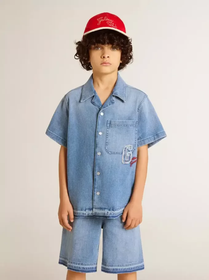 Pantalones cortos vaqueros para niño con bordado en la parte trasera Pantalones cortos vaqueros para niño con bordado en la parte trasera