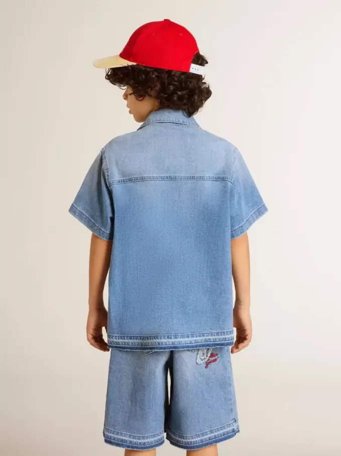 Pantalones cortos vaqueros para niño con bordado en la parte trasera Pantalones cortos vaqueros para niño con bordado en la parte trasera