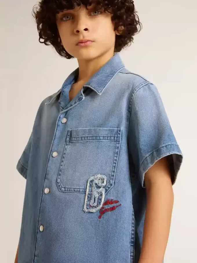 Pantalones cortos vaqueros para niño con bordado en la parte trasera Pantalones cortos vaqueros para niño con bordado en la parte trasera