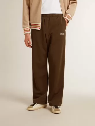 Pantalones de chándal militares para hombre en color verde militar con logotipo blanco.