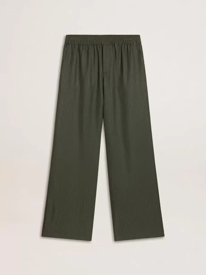 Pantalones de chándal para hombre en color verde oscuro con rayas verticales. Pantalones de chándal para hombre en color verde oscuro con rayas verticales.