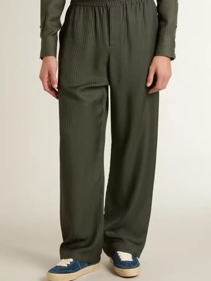 Pantalones de chándal para hombre en color verde oscuro con rayas verticales. Pantalones de chándal para hombre en color verde oscuro con rayas verticales.