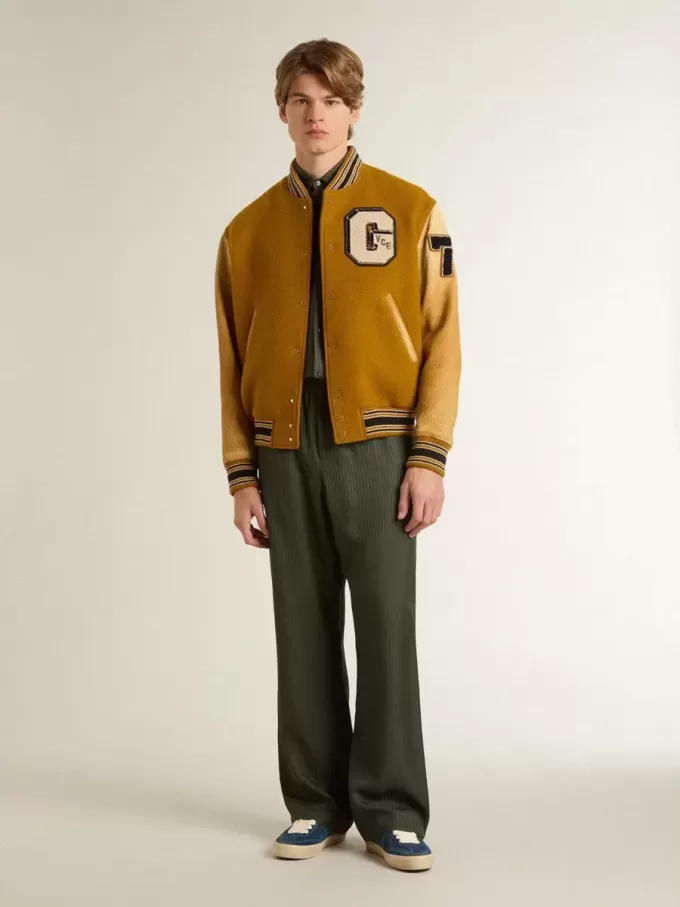 Pantalones de chándal para hombre en color verde oscuro con rayas verticales. Pantalones de chándal para hombre en color verde oscuro con rayas verticales.