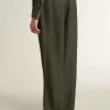 Pantalones de chándal para hombre en color verde oscuro con rayas verticales. Pantalones de chándal para hombre en color verde oscuro con rayas verticales.