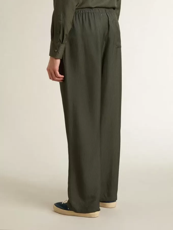 Pantalones de chándal para hombre en color verde oscuro con rayas verticales. Pantalones de chándal para hombre en color verde oscuro con rayas verticales.