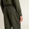Pantalones de chándal para hombre en color verde oscuro con rayas verticales. Pantalones de chándal para hombre en color verde oscuro con rayas verticales.
