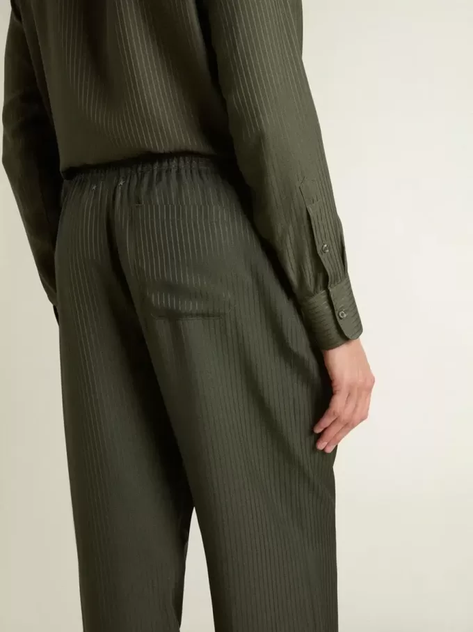 Pantalones de chándal para hombre en color verde oscuro con rayas verticales. Pantalones de chándal para hombre en color verde oscuro con rayas verticales.
