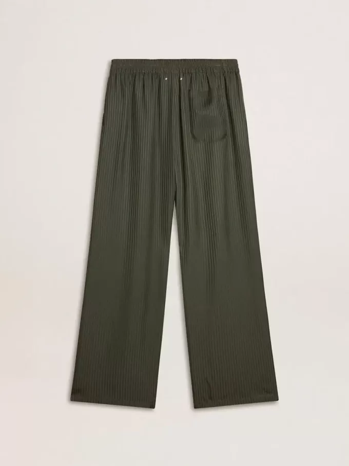 Pantalones de chándal para hombre en color verde oscuro con rayas verticales. Pantalones de chándal para hombre en color verde oscuro con rayas verticales.