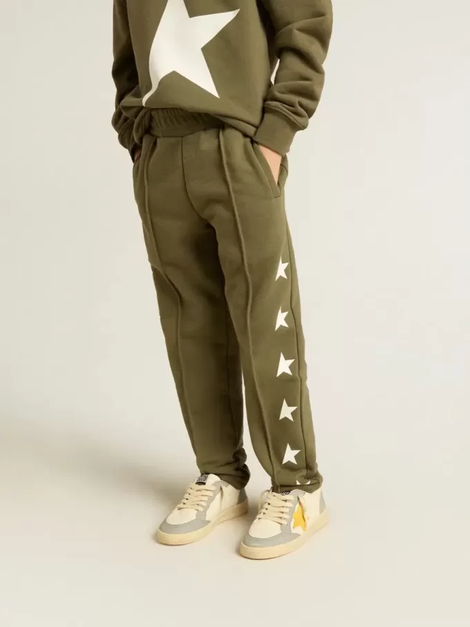 Pantalones de chándal para niño en verde militar con estrellas blancas Pantalones de chándal para niño en verde militar con estrellas blancas