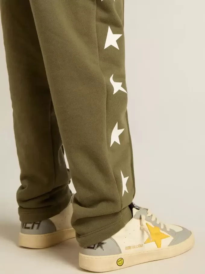 Pantalones de chándal para niño en verde militar con estrellas blancas Pantalones de chándal para niño en verde militar con estrellas blancas