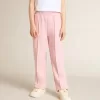 Pantalones de chándal rosas con estrella brillante en la parte delantera. Pantalones de chándal rosas con estrella brillante en la parte delantera.