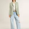 Pantalones de mujer en denim con efecto desgastado Pantalones de mujer en denim con efecto desgastado