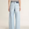 Pantalones de mujer en denim con efecto desgastado Pantalones de mujer en denim con efecto desgastado