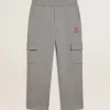 Pantalones joggers cargo de algodón gris jaspeado con bordados. Pantalones joggers cargo de algodón gris jaspeado con bordados.