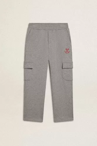 Pantalones joggers cargo de algodón gris jaspeado con bordados. Pantalones joggers cargo de algodón gris jaspeado con bordados.