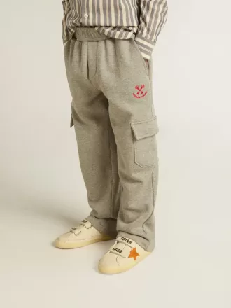 Pantalones joggers cargo de algodón gris jaspeado con bordados. Pantalones joggers cargo de algodón gris jaspeado con bordados.