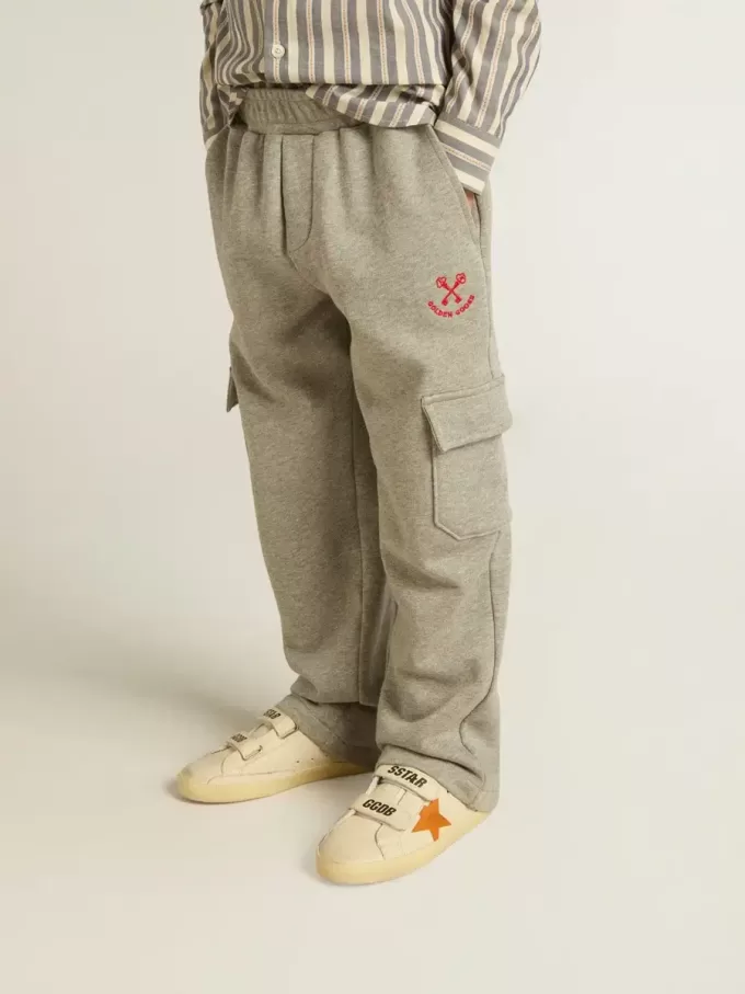 Pantalones joggers cargo de algodón gris jaspeado con bordados. Pantalones joggers cargo de algodón gris jaspeado con bordados.