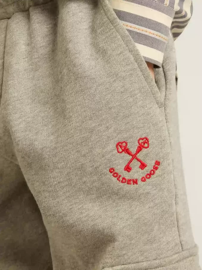 Pantalones joggers cargo de algodón gris jaspeado con bordados. Pantalones joggers cargo de algodón gris jaspeado con bordados.