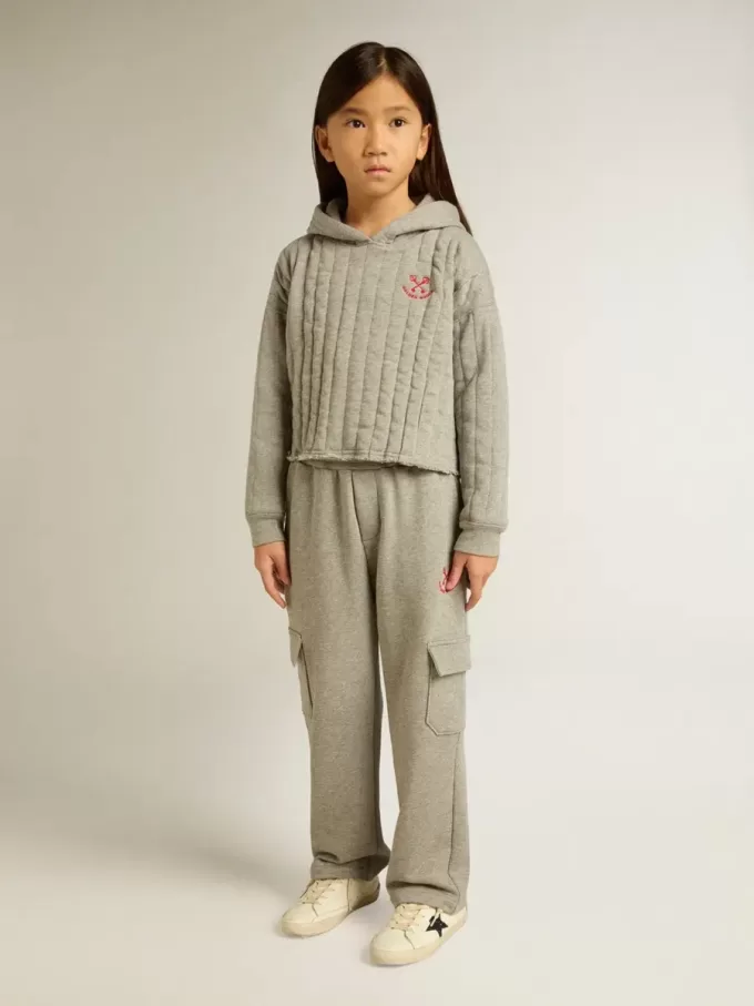 Pantalones joggers cargo de algodón gris jaspeado con bordados. Pantalones joggers cargo de algodón gris jaspeado con bordados.