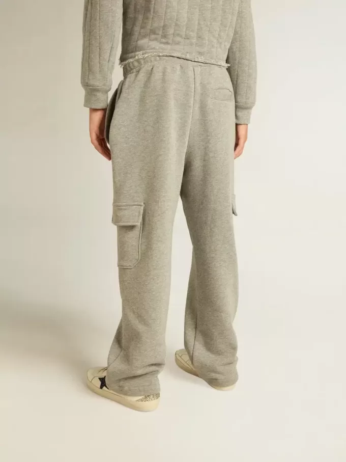 Pantalones joggers cargo de algodón gris jaspeado con bordados. Pantalones joggers cargo de algodón gris jaspeado con bordados.