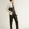 Pantalones joggers negros de piel napa con cremallera en la base Pantalones joggers negros de piel napa con cremallera en la base