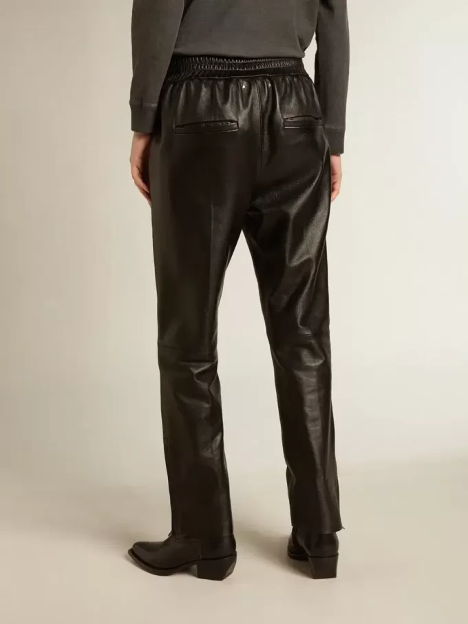 Pantalones joggers negros de piel napa con cremallera en la base Pantalones joggers negros de piel napa con cremallera en la base