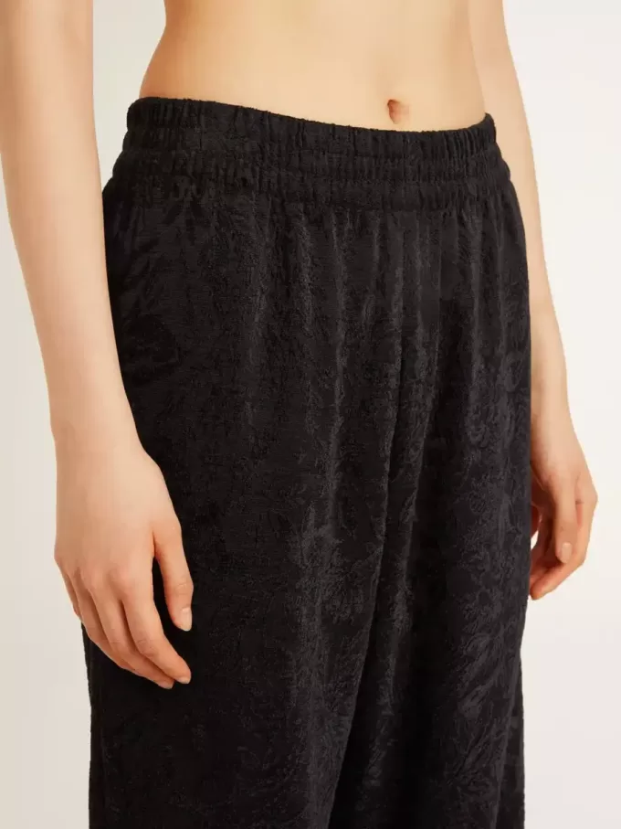 Pantalones joggers negros para mujer con estampado toile de jouy tono sobre tono Pantalones joggers negros para mujer con estampado toile de jouy tono sobre tono