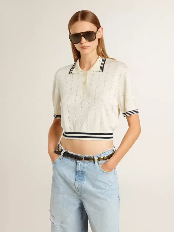 Polo corto de algodón blanco desgastado para mujer con ribetes azules Polo corto de algodón blanco desgastado para mujer con ribetes azules
