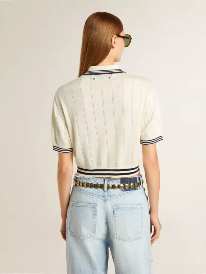 Polo corto de algodón blanco desgastado para mujer con ribetes azules Polo corto de algodón blanco desgastado para mujer con ribetes azules