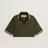 Polo corto de mujer en jersey verde militar con bordado Polo corto de mujer en jersey verde militar con bordado