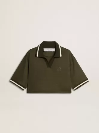 Polo corto de mujer en jersey verde militar con bordado