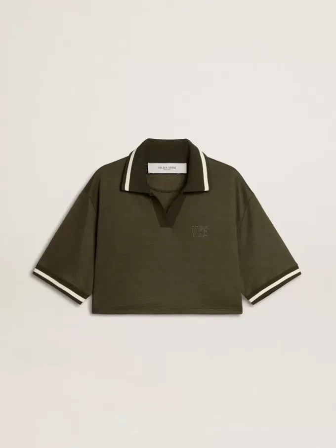 Polo corto de mujer en jersey verde militar con bordado Polo corto de mujer en jersey verde militar con bordado