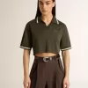 Polo corto de mujer en jersey verde militar con bordado Polo corto de mujer en jersey verde militar con bordado
