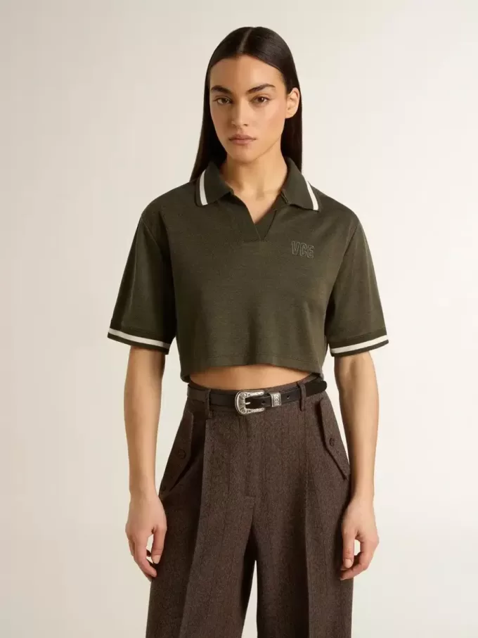 Polo corto de mujer en jersey verde militar con bordado Polo corto de mujer en jersey verde militar con bordado