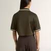 Polo corto de mujer en jersey verde militar con bordado Polo corto de mujer en jersey verde militar con bordado